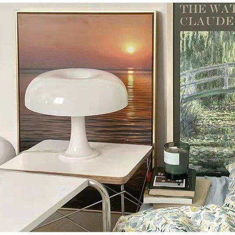 Minimalistische tafellamp in de vorm van een paddenstoel
