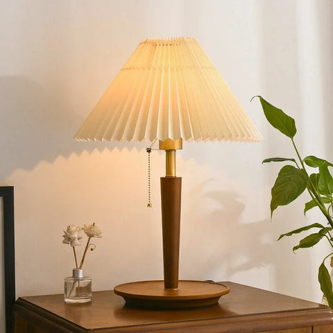 Vintage geplooide houten tafellamp